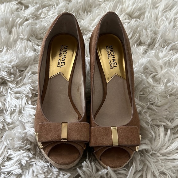 Size 7 Michael Kors tan suede espadrille wedge shoe - Picture 3 of 7